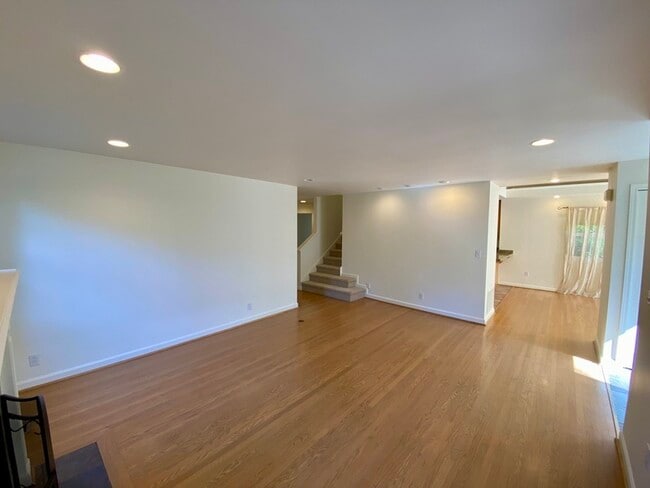 Building Photo - 4802 NE 45th St