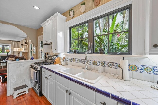 Building Photo - 605 Sunset Rd