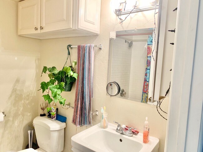 Building Photo - 725 East 5th Street