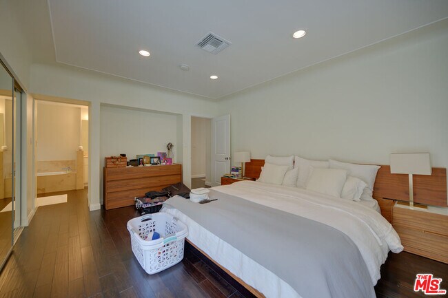 Building Photo - 2241 S Beverly Dr