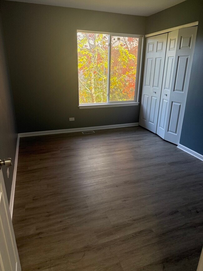 Building Photo - 1319 Kingsbury Dr