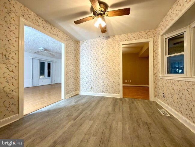 Building Photo - 905 W Poplar Rd