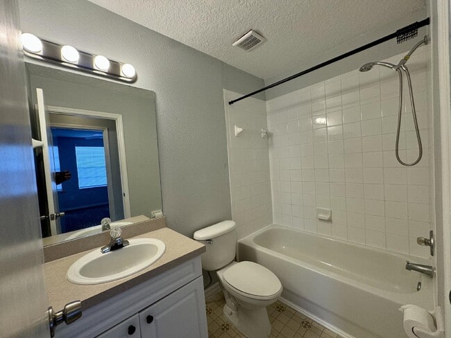 Building Photo - Contemporary Townhome for Rent in Davenpor...