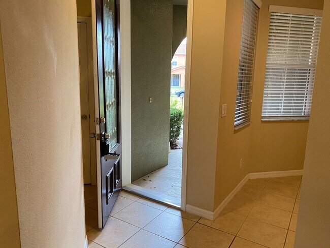 Building Photo - Townhome in Gated Community in the heart of Oviedo