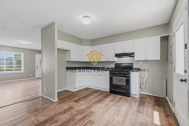 Building Photo - Charming 3-Bedroom Near Downtown with Fenced Yard & Garage Available NOW!