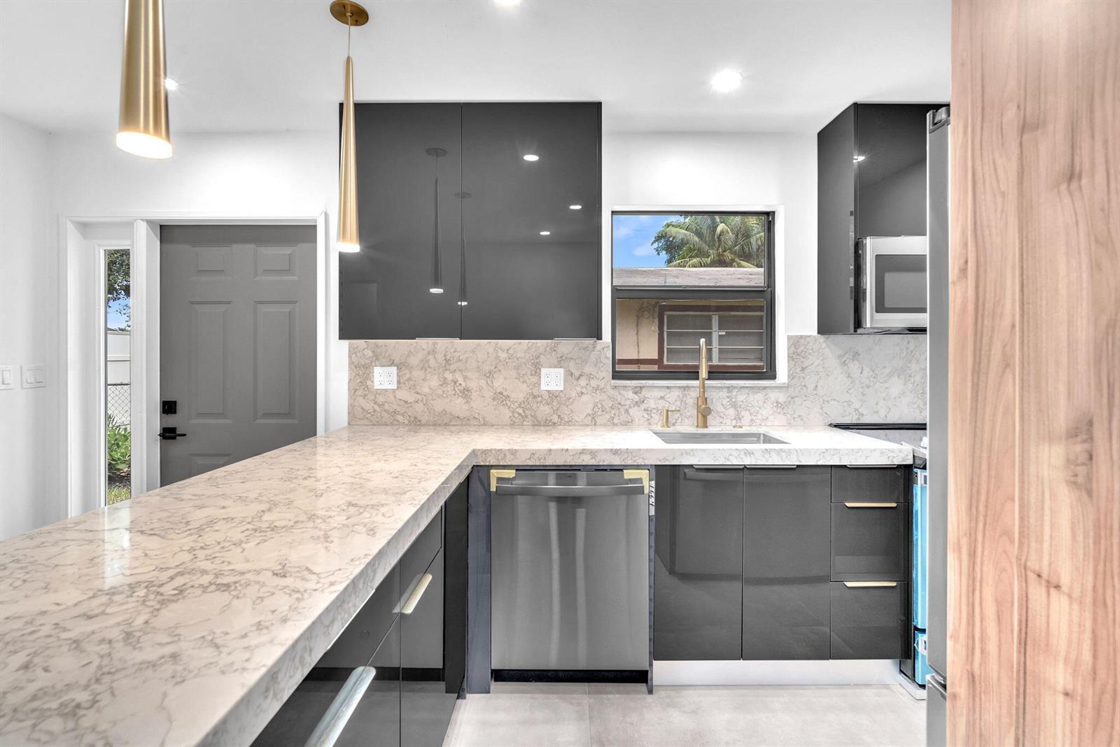 Building Photo - 2460 SW 58th Mnr