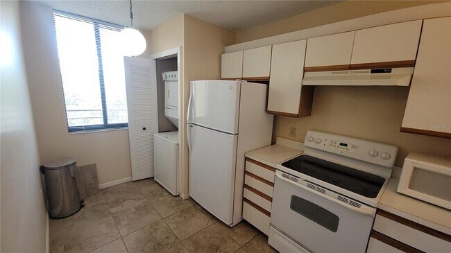 Building Photo - 2424 W Tampa Cir