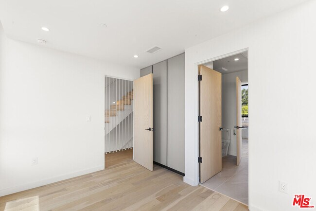 Building Photo - 1411 S Doheny Dr