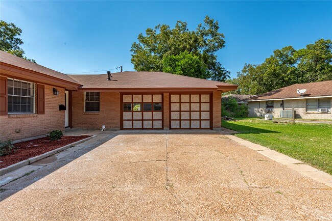 Building Photo - 2511 Meadow Ln