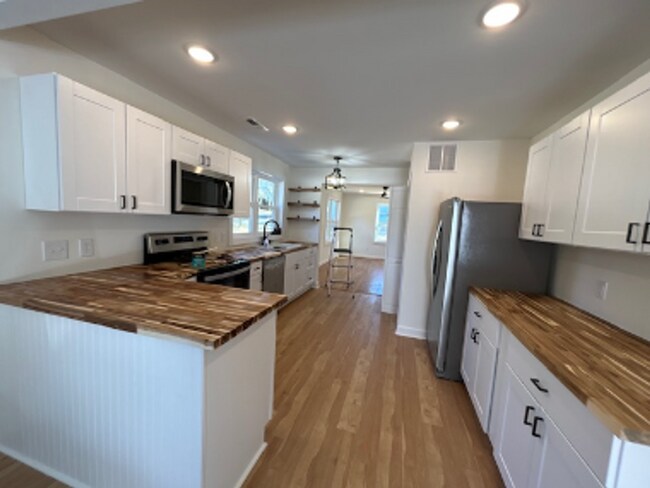 Building Photo - 219 Oakhurst St