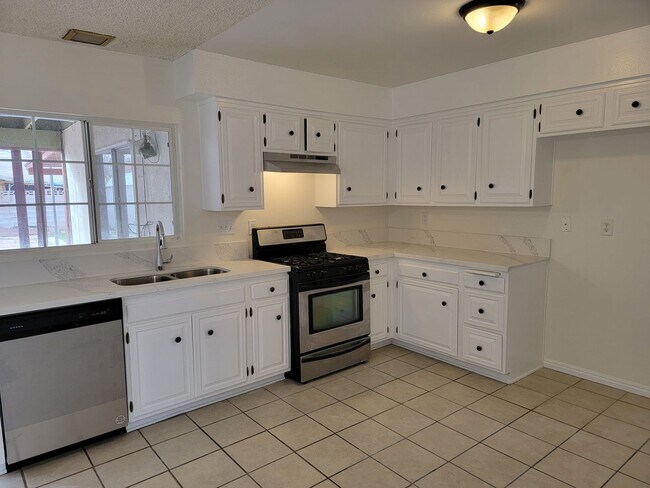 Building Photo - Beautiful 4 Bedroom Home in Palmdale!