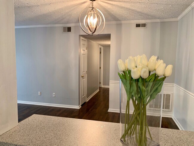 Building Photo - 1 Bed | 1 Bath Condo Near Glenwood - Water...
