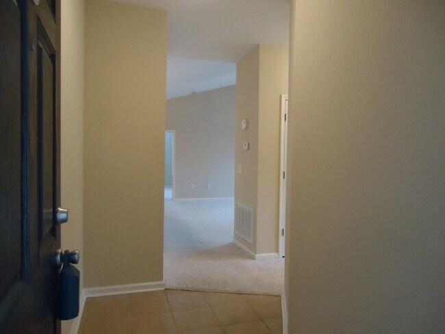 Building Photo - Beautiful 2 (possible 3) Bedroom Condo with ONE CAR GARAGE! Minutes to Bragg and Shopping