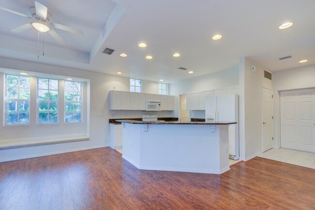 Building Photo - 1800 Bayshore Way