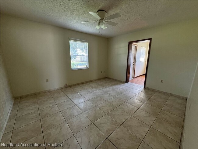 Building Photo - 307 N Lake Reedy Blvd