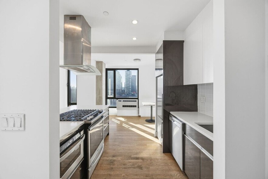 Building Photo - 225 E 138th St