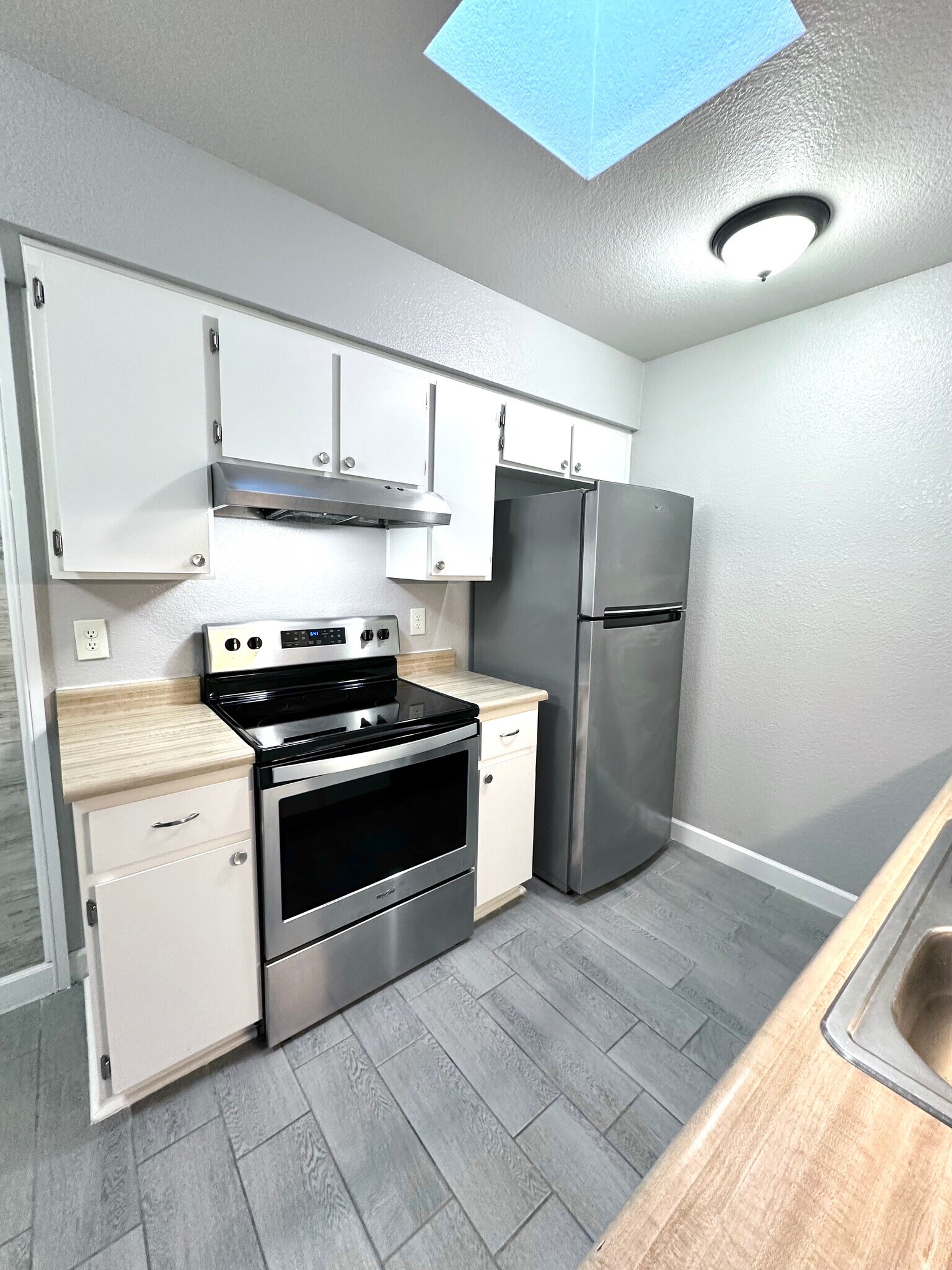 Building Photo - 9013 W Elm St
