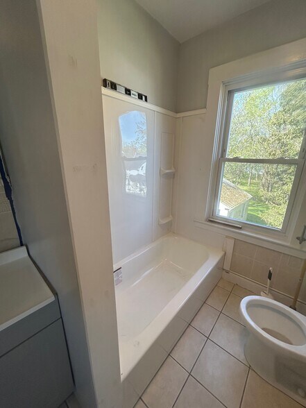 Building Photo - 11 Monroe Ave