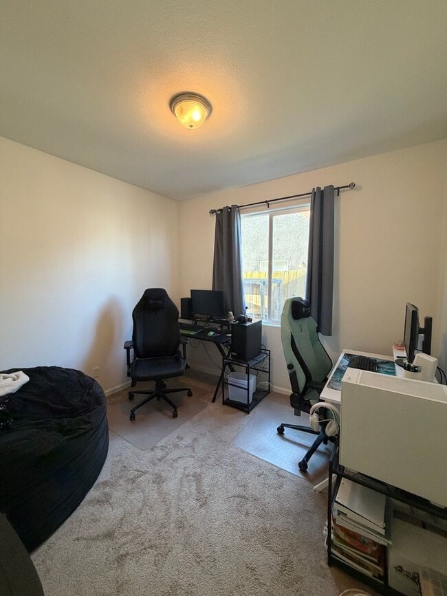 Building Photo - Adorable 3 Bedroom, 2 Bathroom Home in a Quiet North Hanford Neighborhood