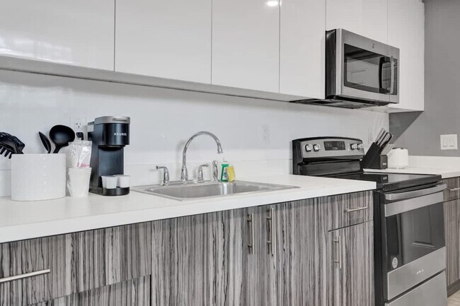 Building Photo - 906 N Riverside Dr