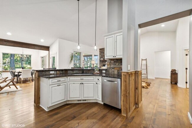 Building Photo - Stunning Columbia Falls Home w/horse pasture