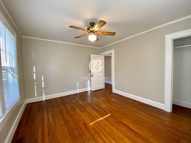 Building Photo - Spacious 3 bedroom  and 1 bath home with FENCED IN BACKYARD located minutes from downtown Spartan...