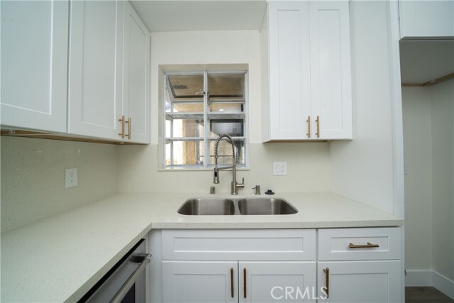 Building Photo - 652 Parkview Dr