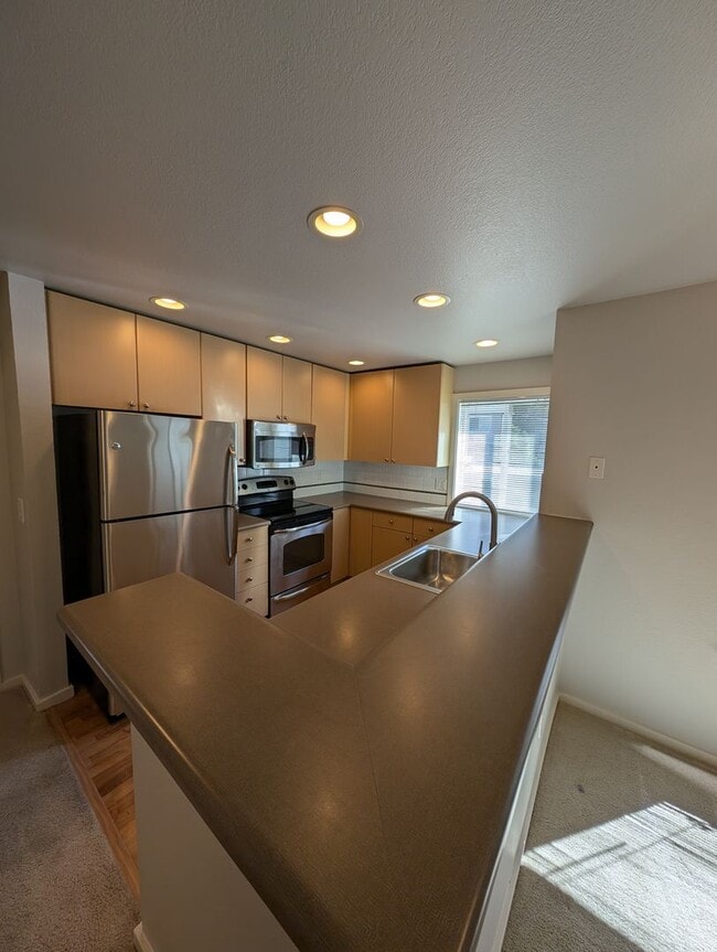 Building Photo - High End 3 Br Condo off of Bothell-Everett...