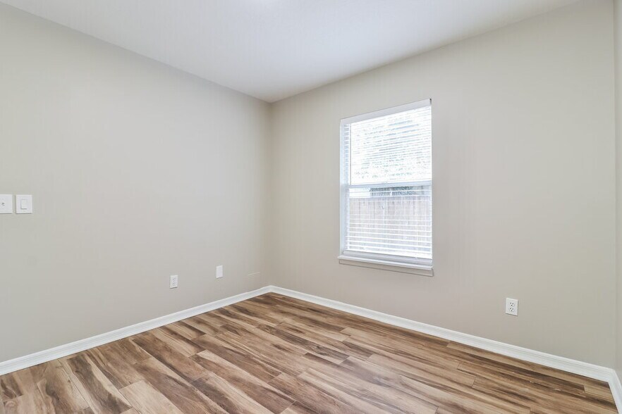 Building Photo - 1318 Brahma Dr