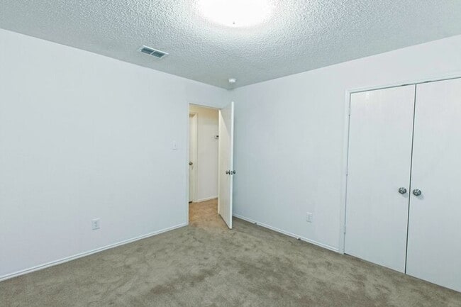 Building Photo - 2508 Clear Brook Dr