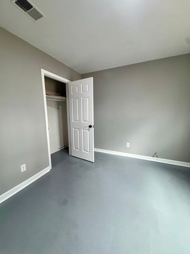 Building Photo - Freshly Remodeled & Move-In Ready!