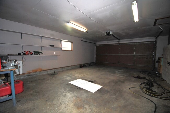 Building Photo - Gorgeous 4 bed / 2 bath with Heated Garage