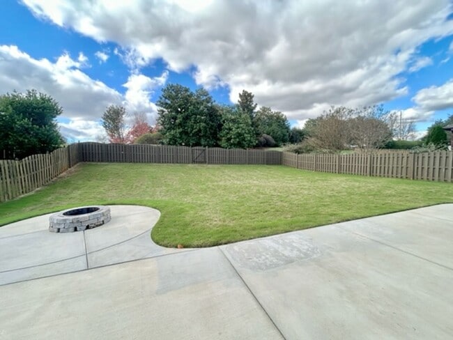 Building Photo - Beautiful 4 Bedroom 3 Bath Home in Lake Forest!