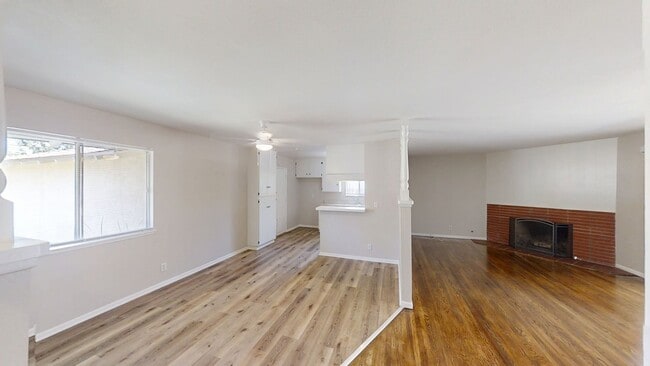 Building Photo - Beautiful 3 bedroom, 2 bathroom home in Re...