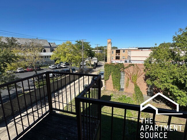 Building Photo - 896 Green Bay Rd