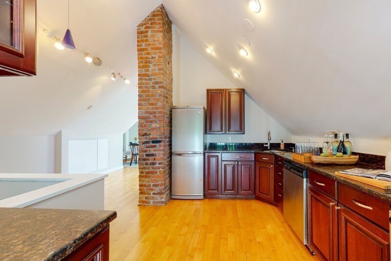 Building Photo - 117 Yorktown St