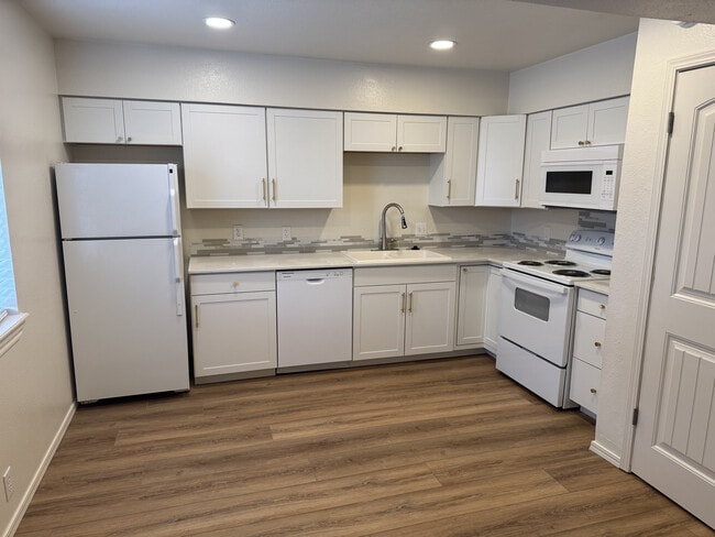 Snow Unit Kitchen - Wilderado Apartments