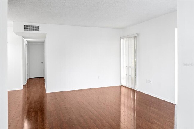 Building Photo - 7304 W Country Club Dr N