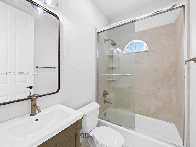 Building Photo - 827 SE 2nd Ct