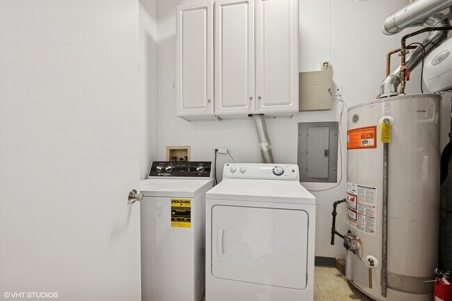 Building Photo - 636 W Schubert Ave