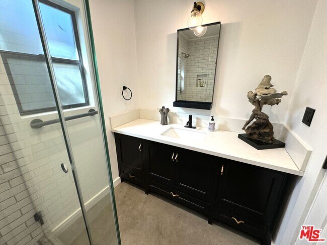 Building Photo - 2241 1/2 Harwood St