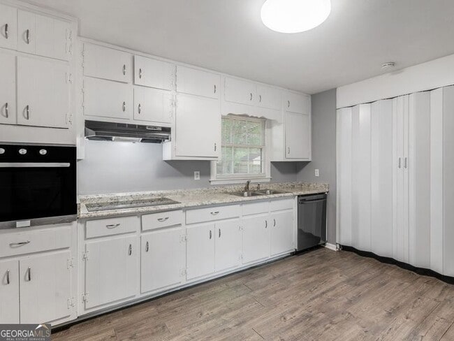 Building Photo - 836 Oakdale Dr