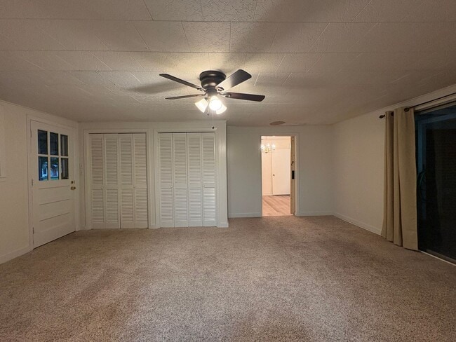 Building Photo - Beautiful 4 bedroom/1 bath with Central Air & Heat on Corner Lot