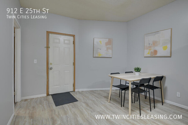 Building Photo - Updated 3 bed, 1 bath Apartment - With on-...