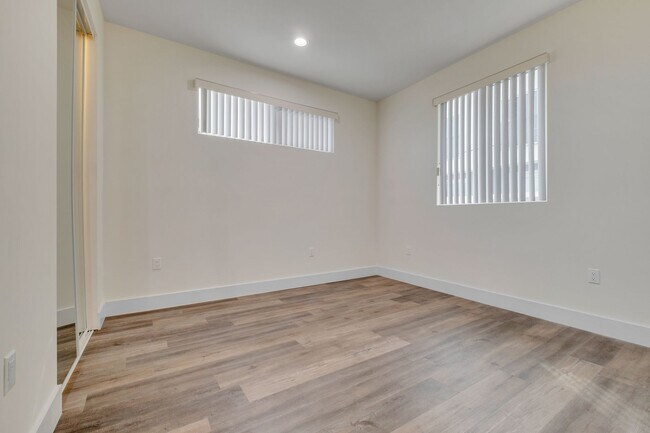 Building Photo - 4 Bed / 4 1/2 Bath Townhome in Sawtelle