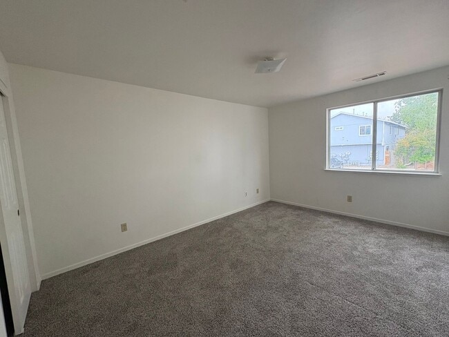 Building Photo - Cute newly remodeled townhouse