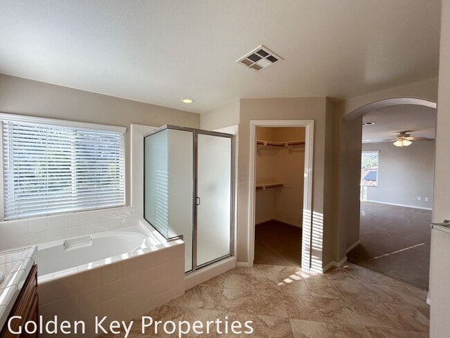 Building Photo - Beautiful Executive home located in the Ra...