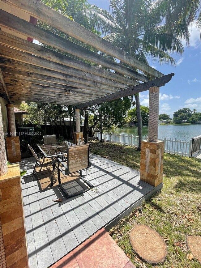 Building Photo - 232 SW 7th Ave