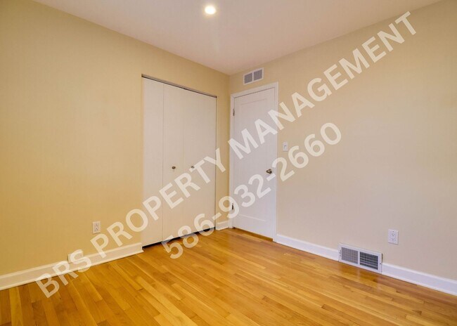 Building Photo - 3 Bedroom 2 bathroom house in Royal Oak.