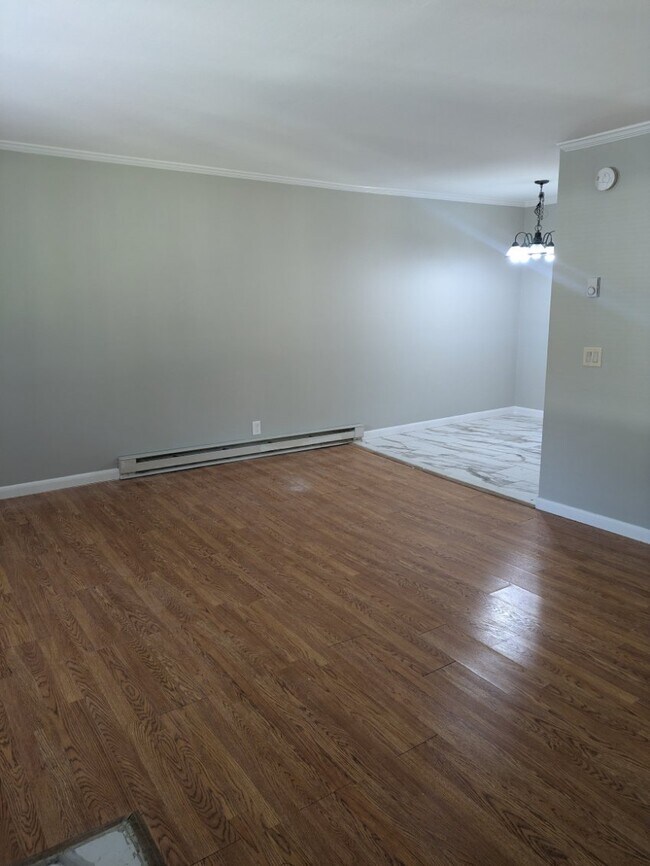 Building Photo - 550 Harding Pl